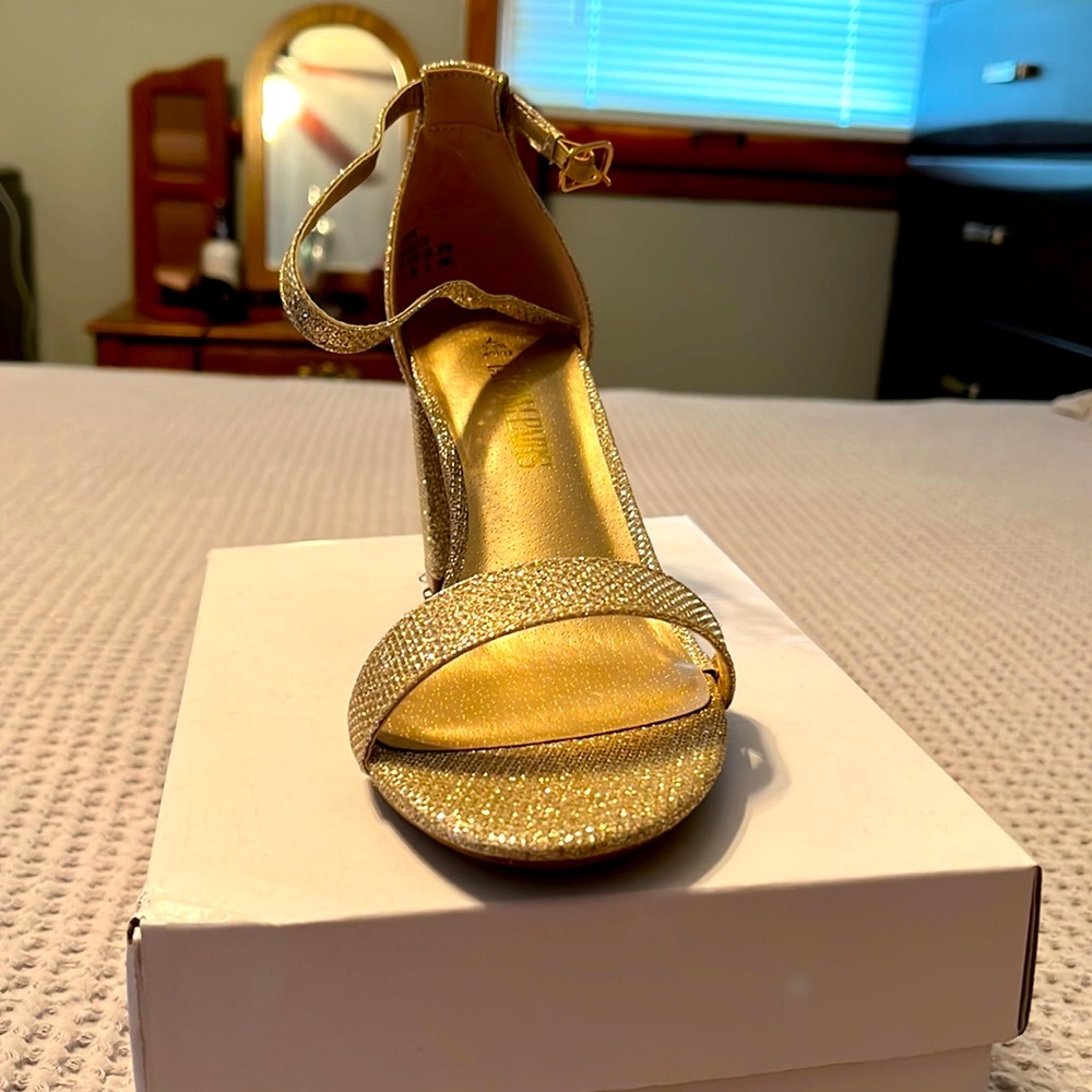 Dream Paris size 7 gold chunk heel